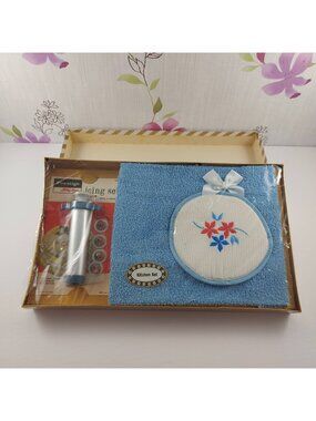 Vintage Prestige Cake Icing Set With Kitchen Towel Pot Holder Set